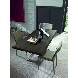 Table fixe ou extensible avec piètement métal et plateau effet béton, bois mélaminé, laqué ou placage bois